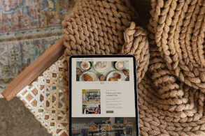 Tablet-encima-de-silla-mostrado-un-diseño-web-en-pantalla_293
